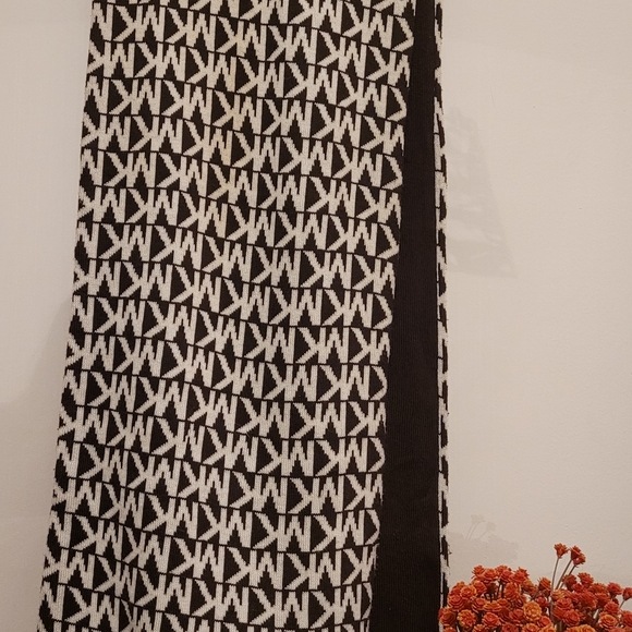 💋Stylish Michael Kors Scarf with logo print💋 - Picture 8 of 9